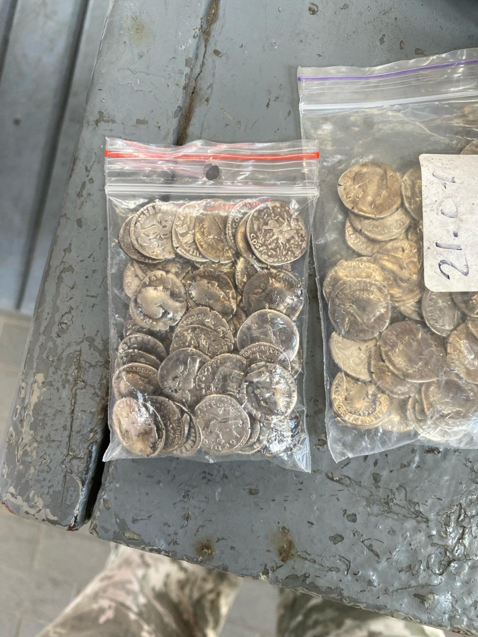 Монети Стародавнього Риму та іншомовний стародрук намагались незаконно вивезти з України (фото)