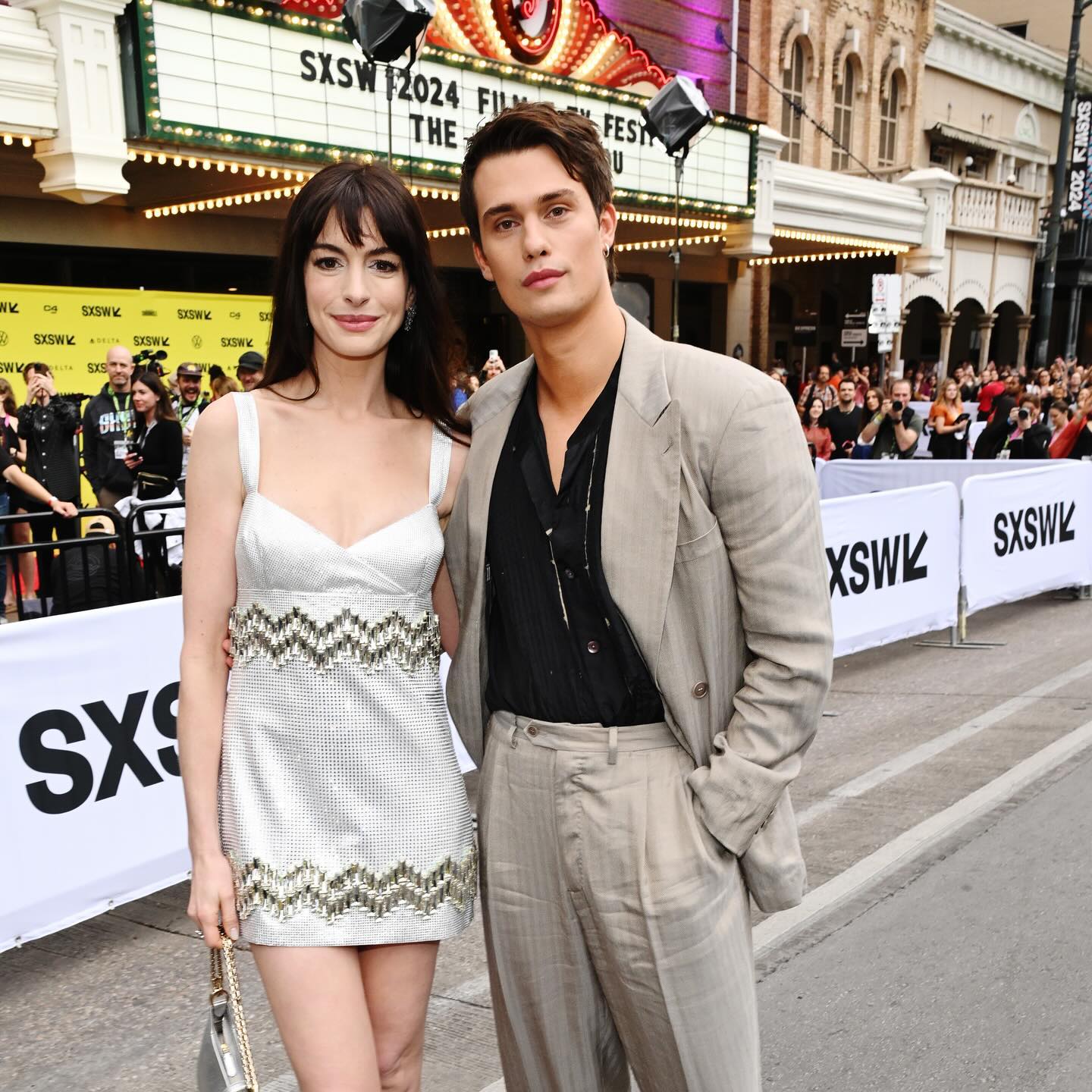 Как выглядит молодой &quot;бойфренд&quot; Энн Хэтэуэй: вы точно его знаете