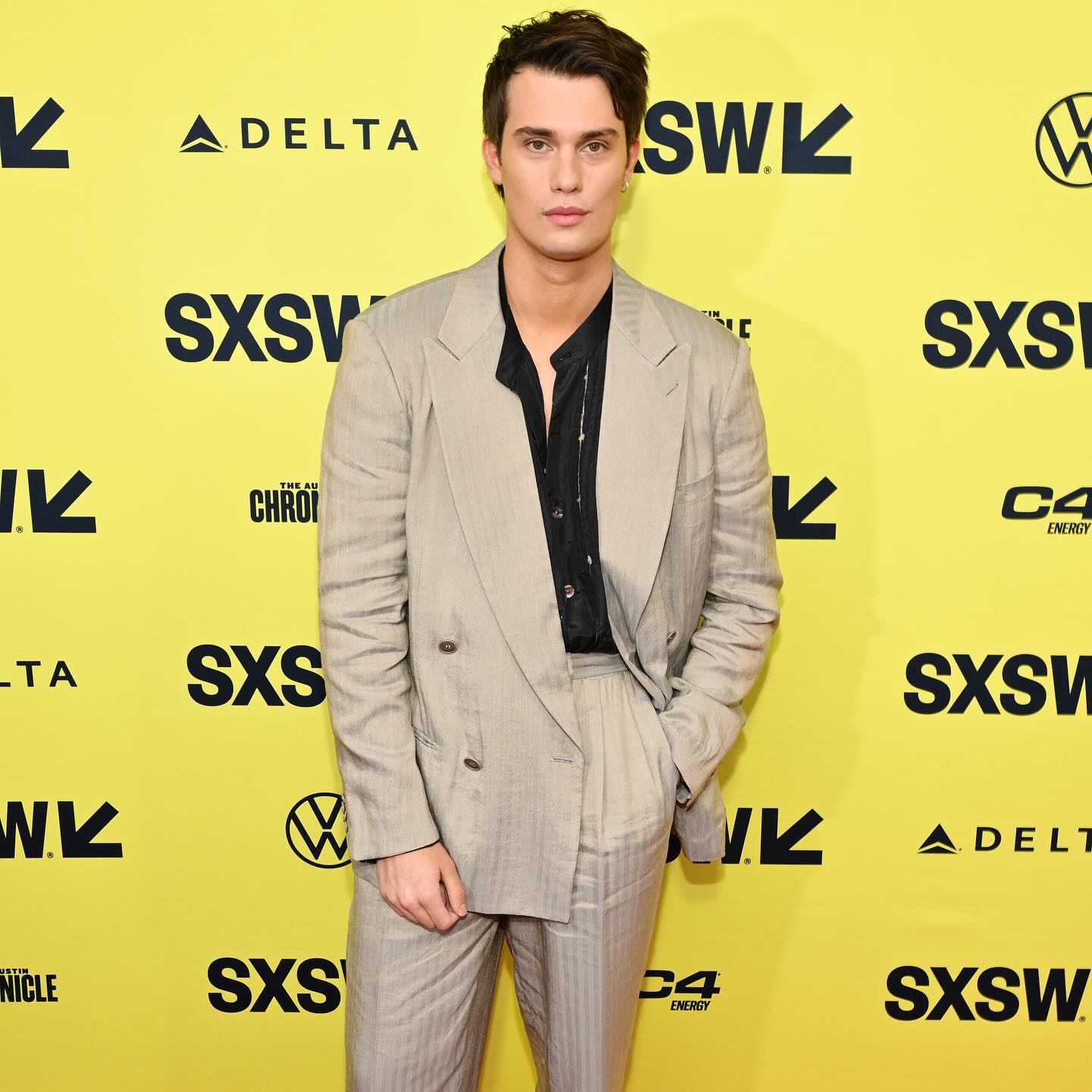 Как выглядит молодой &quot;бойфренд&quot; Энн Хэтэуэй: вы точно его знаете