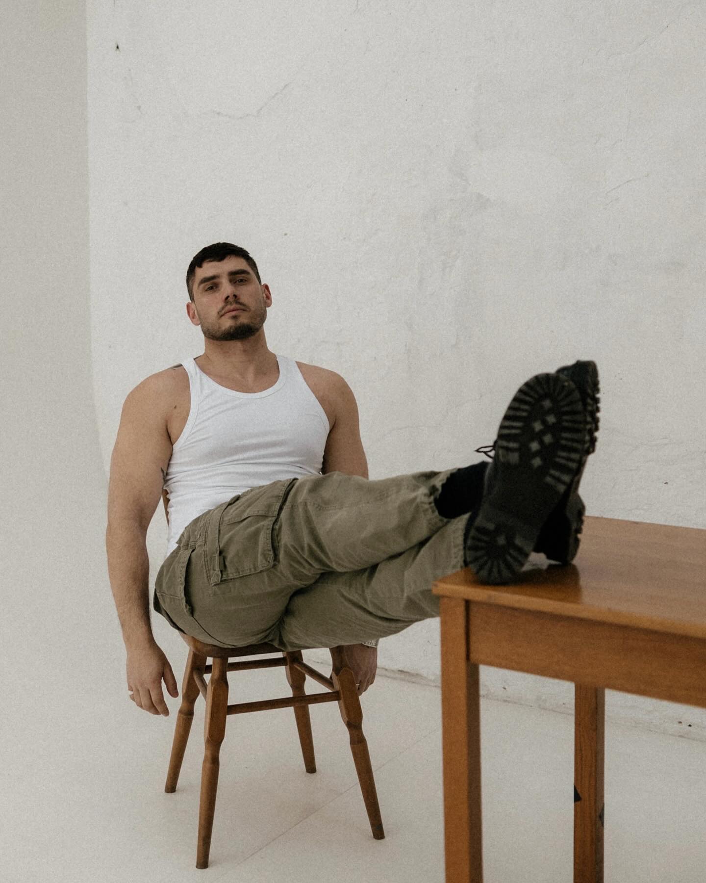 Популярный украинский телеведущий показал брутальный образ (фото)