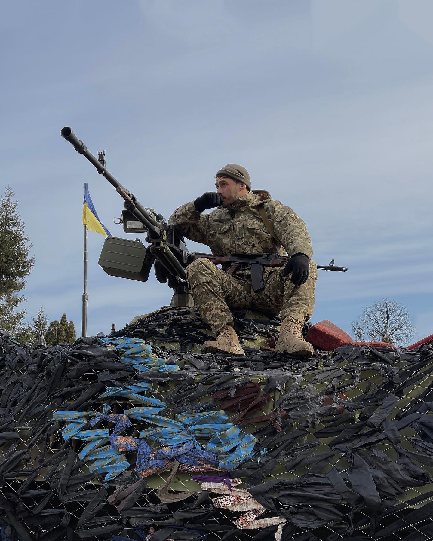 Зірки шоу-бізнесу, які захищають Україну зі зброєю в руках