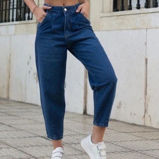 Еще вчера были в антитрендах, а сегодня снова на пике моды. Как выглядят самые стильные джинсы 2023 года