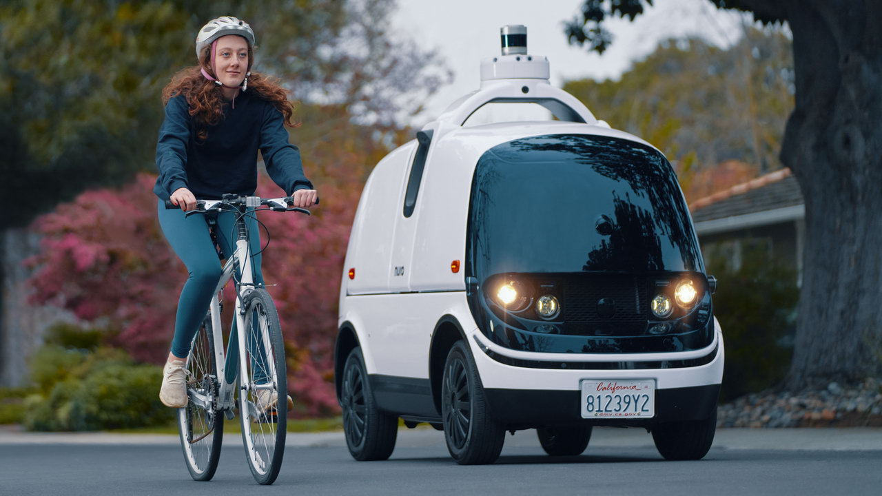 Представлений електричний безпілотник з подушкою безпеки для захисту пішоходів