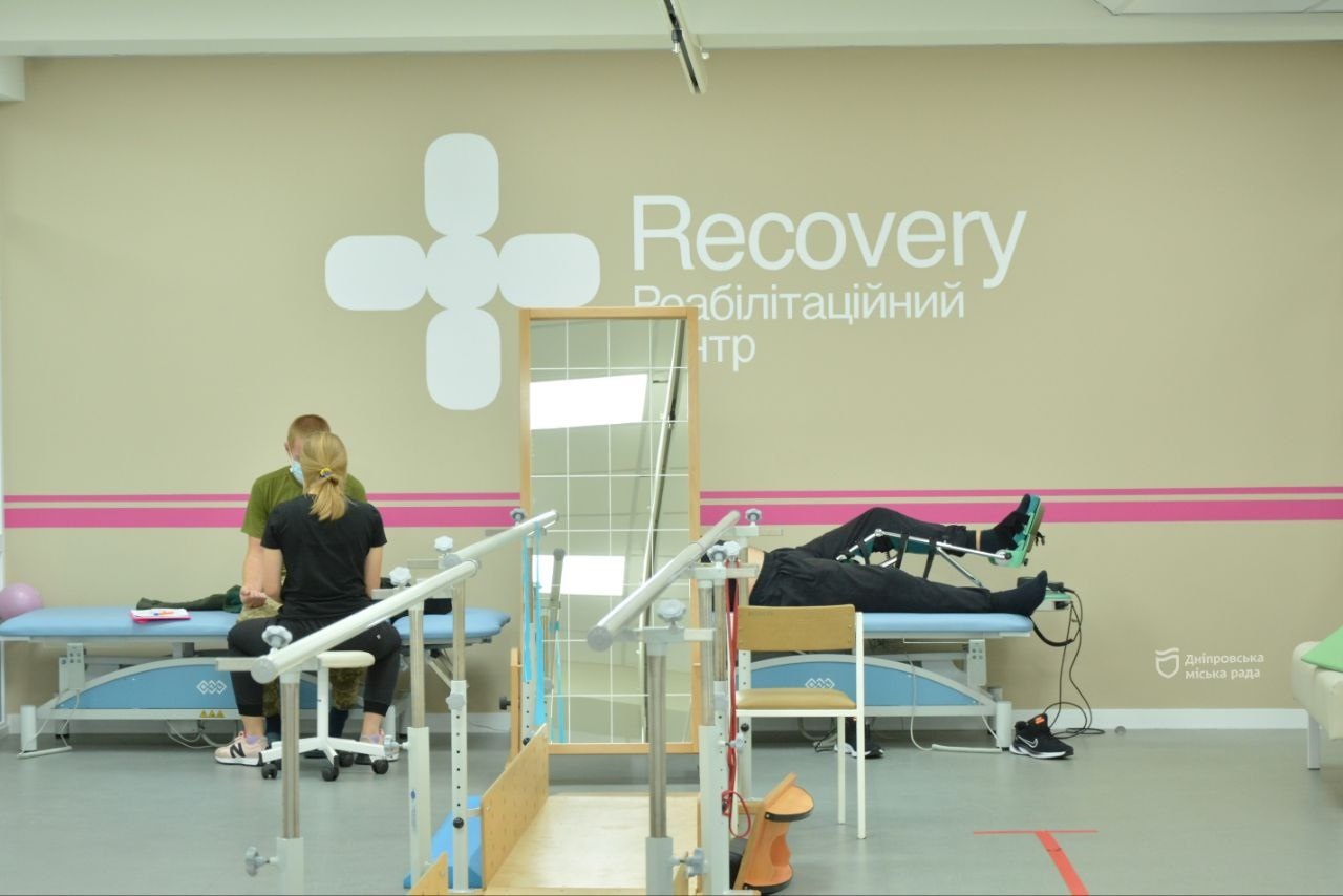 Міський реабілітаційний центр у Дніпрі. Як воїни після поранень вчаться заново ходити