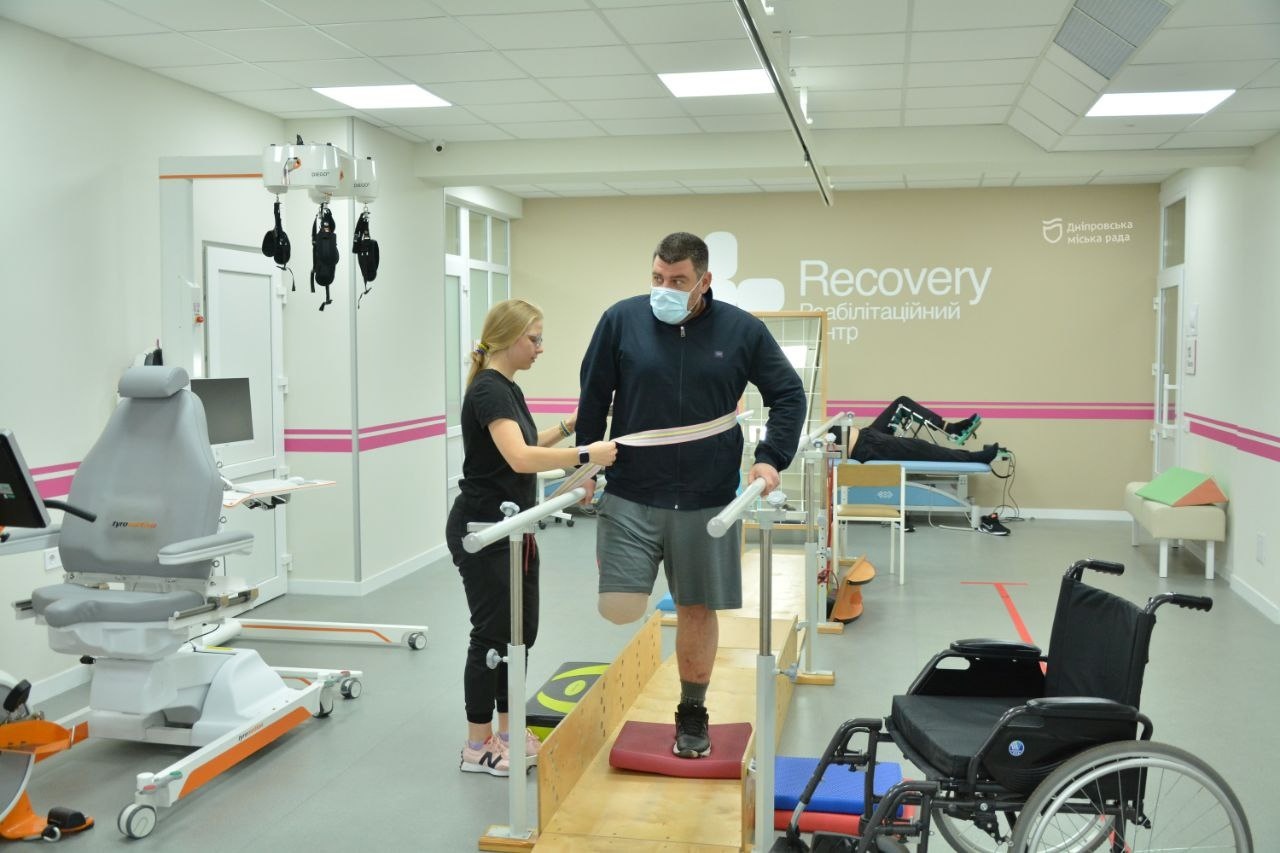 Городской реабилитационный центр в Днепре. Как воины ВСУ после ранений учатся заново ходить