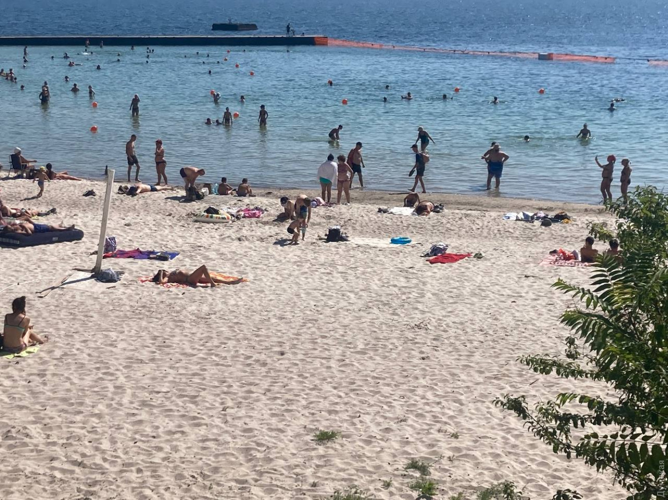 Рятувальники і сітки. Як розпочався сезон на відкритих пляжах в Одесі