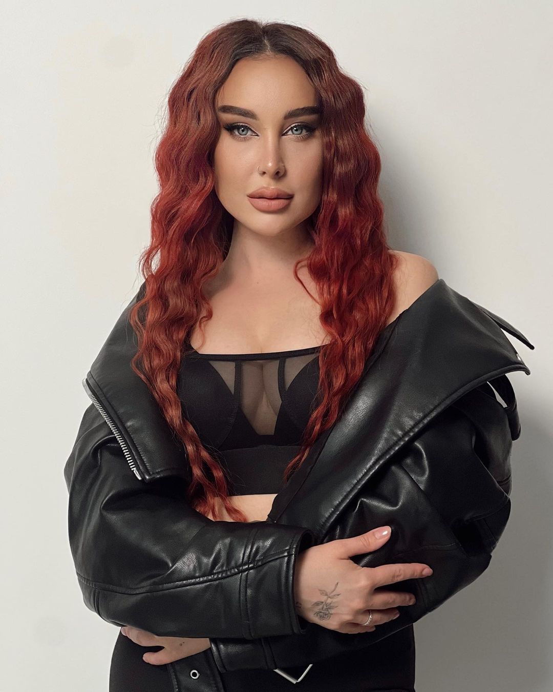 Хотела сменить имидж. Украинская певица потеряла волосы после посещения популярного салона в Киеве