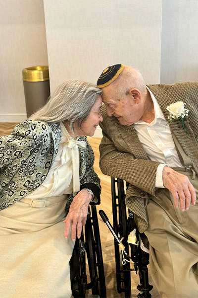 Старейшие в мире молодожены встретились и влюбились в доме престарелых: им на двоих 202 года