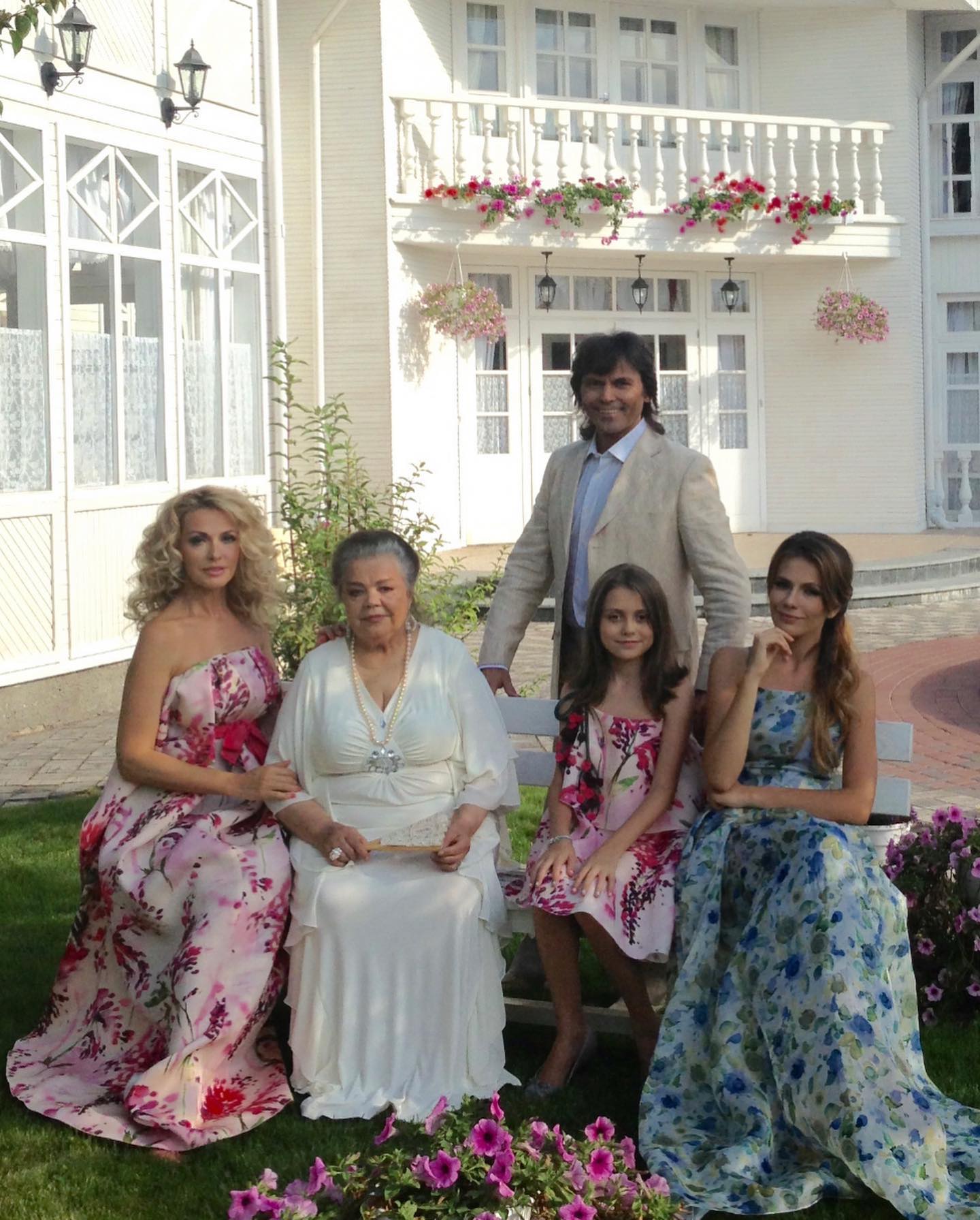 Ольга Сумская показала редкое фото с сестрой Натальей. Они уже годами не общаются