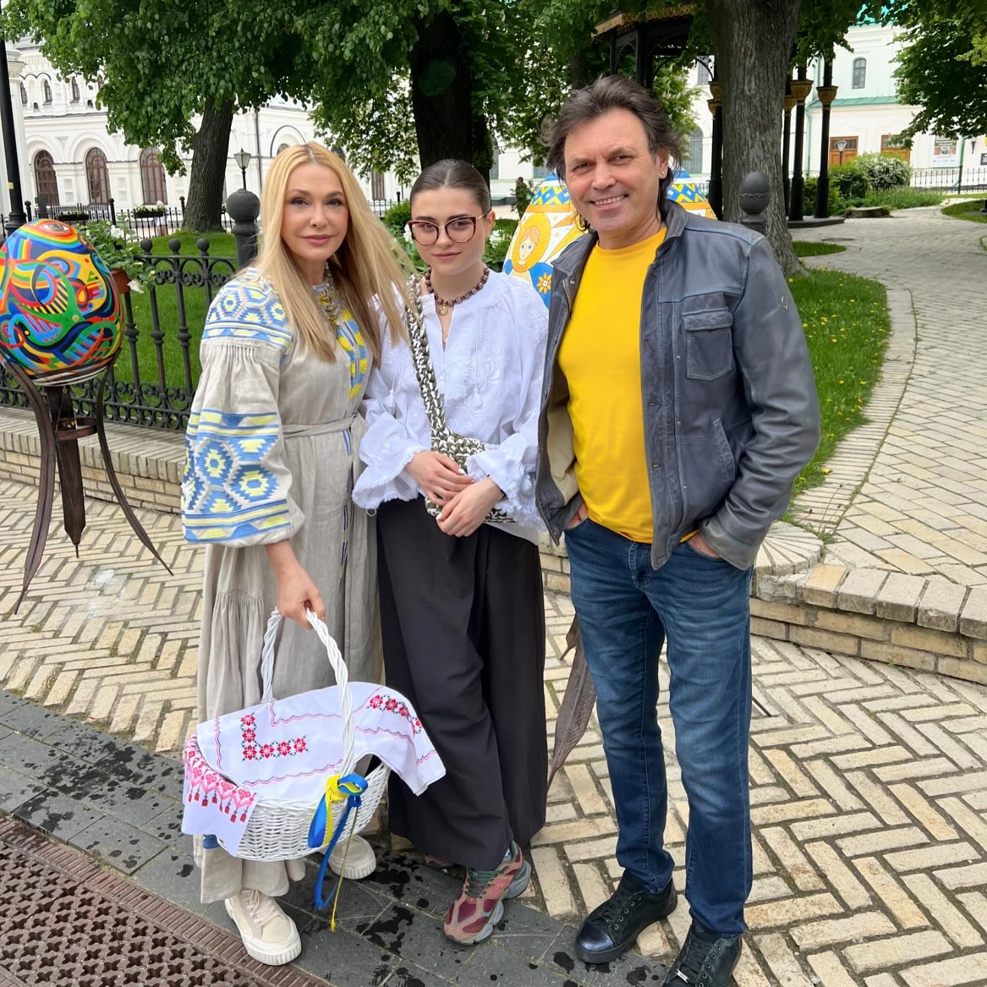 Вишиванки і не тільки. В яких вбраннях українські знаменитості зустрічають Великдень (фото)