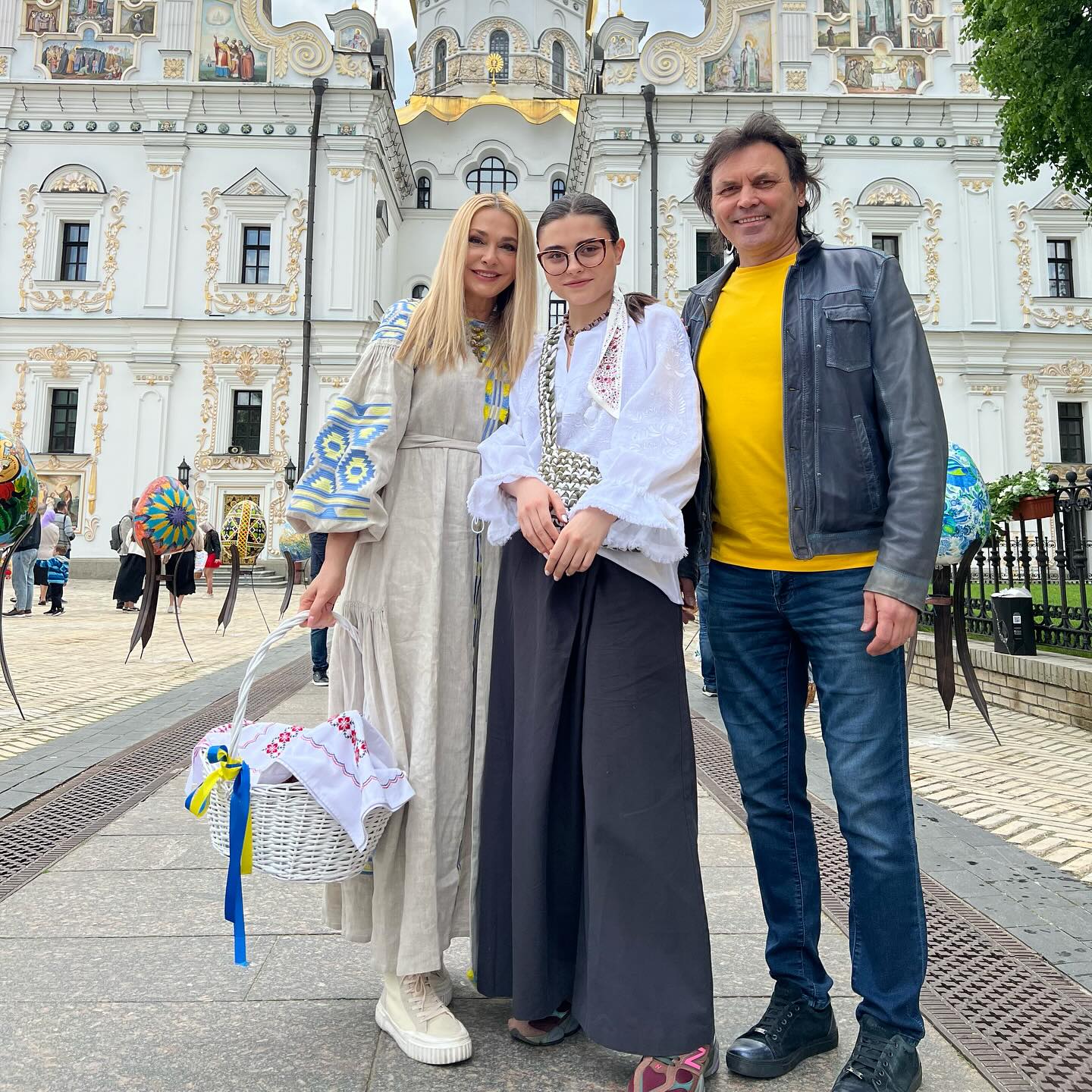 Вишиванки і не тільки. В яких вбраннях українські знаменитості зустрічають Великдень (фото)