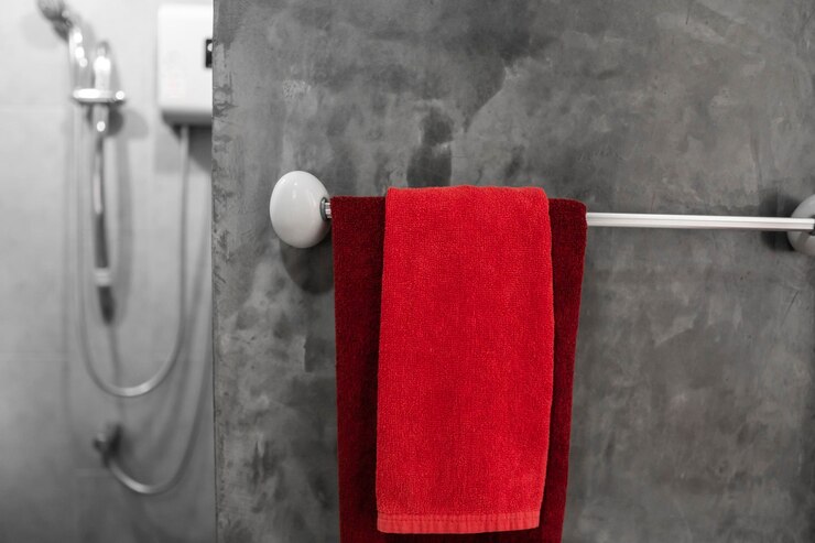 Названо кольори рушників, яких варто уникати у ванній кімнаті