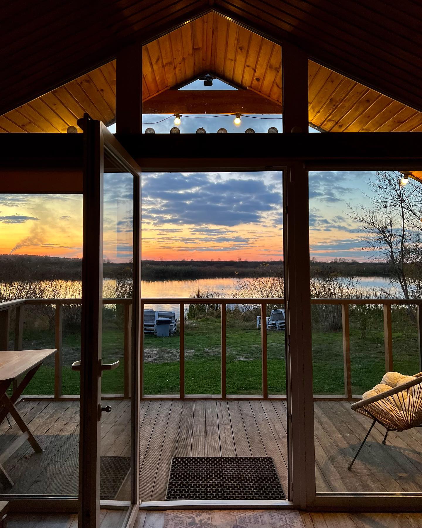 10 заміських будинків і комплексів для відпочинку під Києвом: скільки коштує оренда та як дістатися