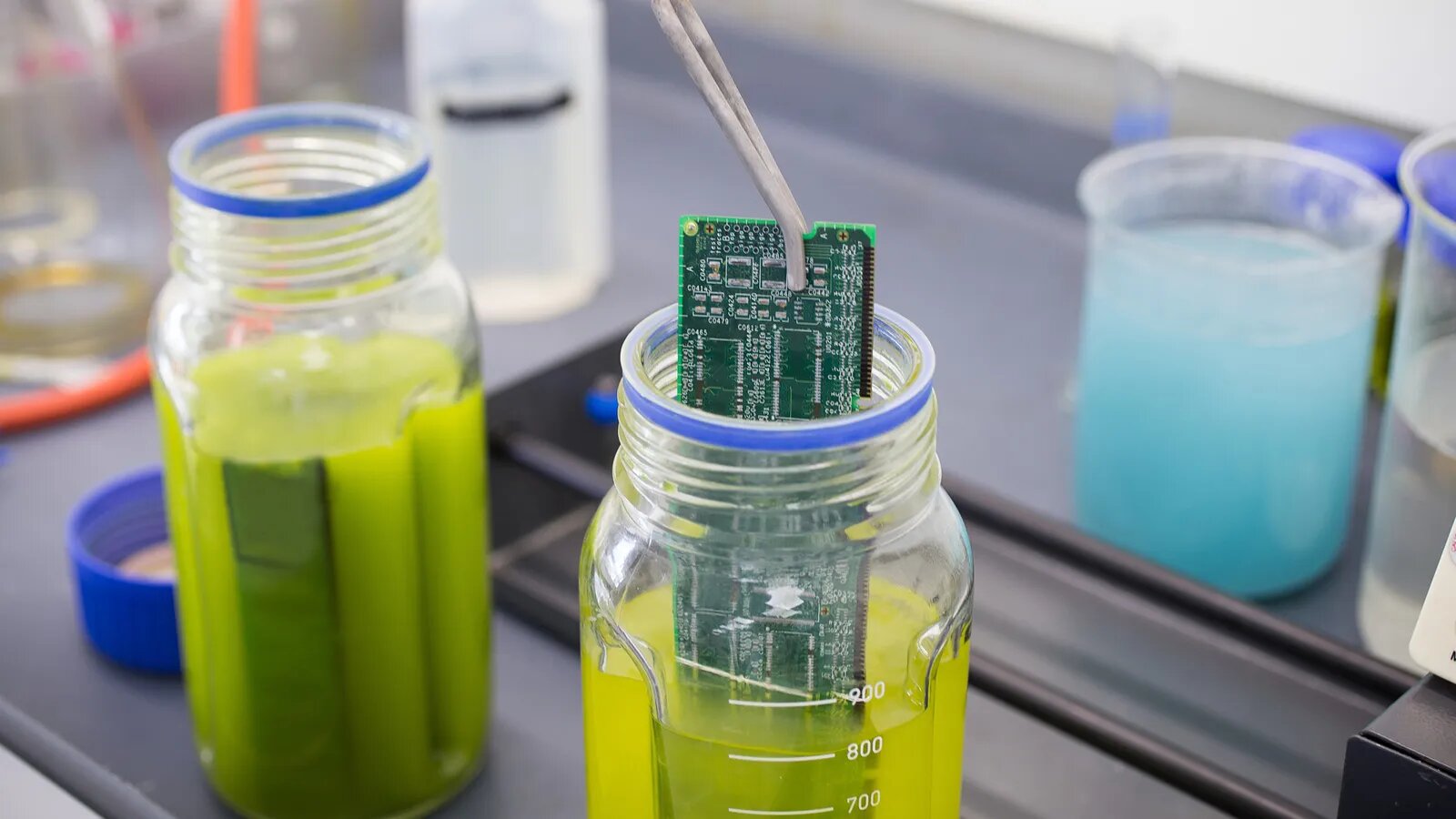 Як зі старих гаджетів зробити золоті прикраси: відкриття вчених