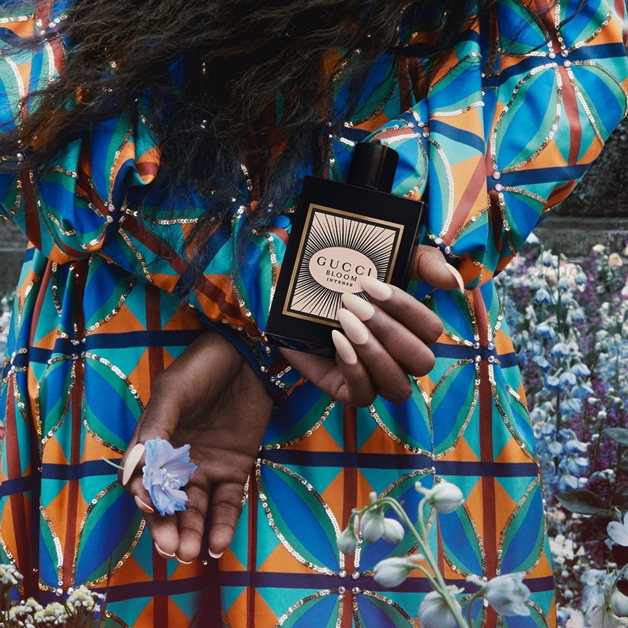 Что подарить женщинам из духов на новогодние праздники: 10 беспроигрышных ароматов