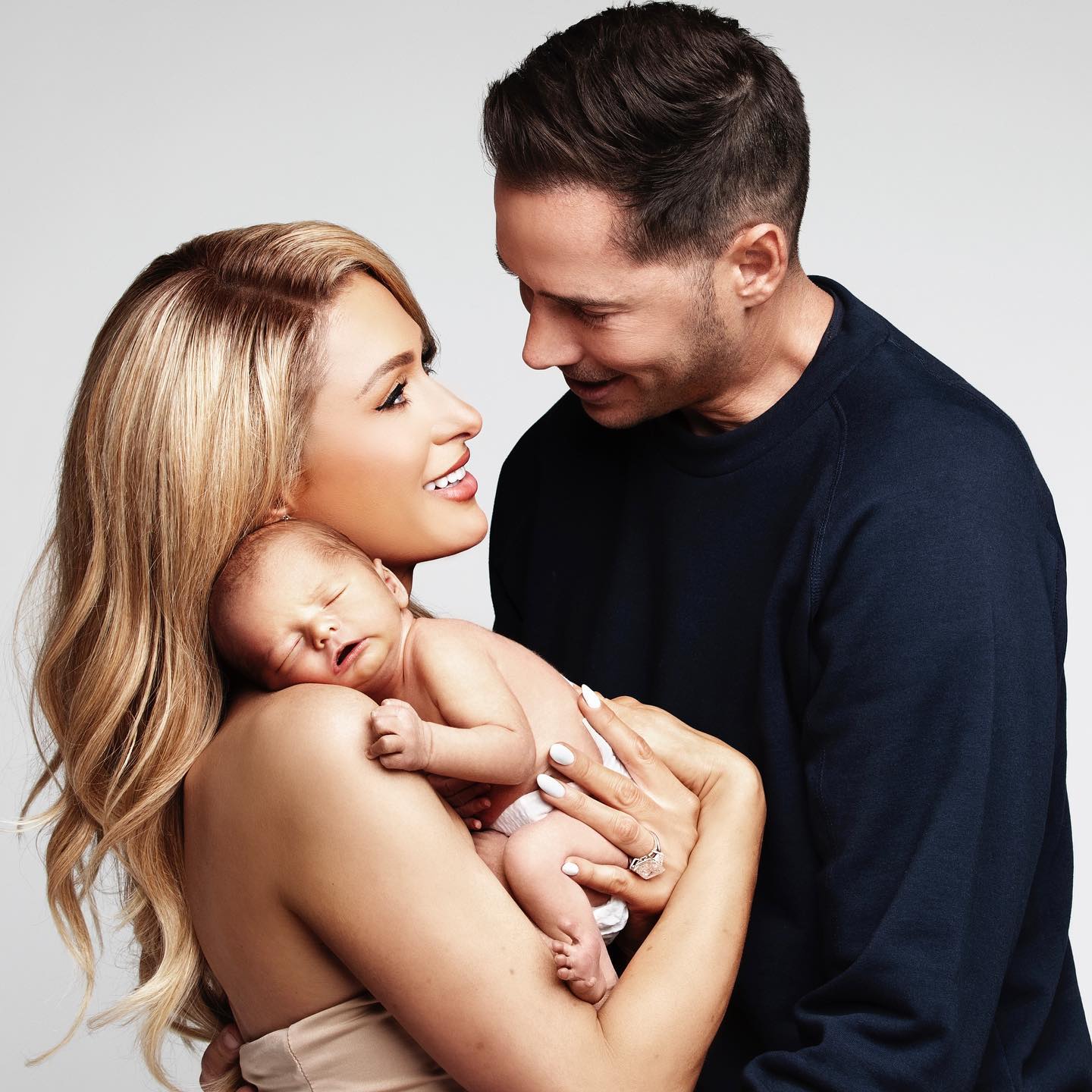 "Дякую за мою малечу". Періс Хілтон вдруге стала мамою (фото)