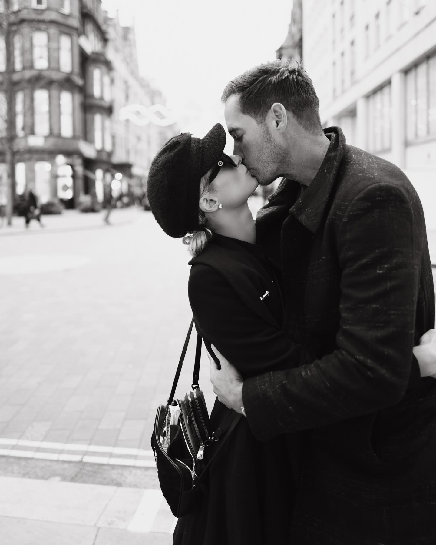 Періс Хілтон зворушливо звернулась до чоловіка і показала ніжні поцілунки: що за привід (фото)