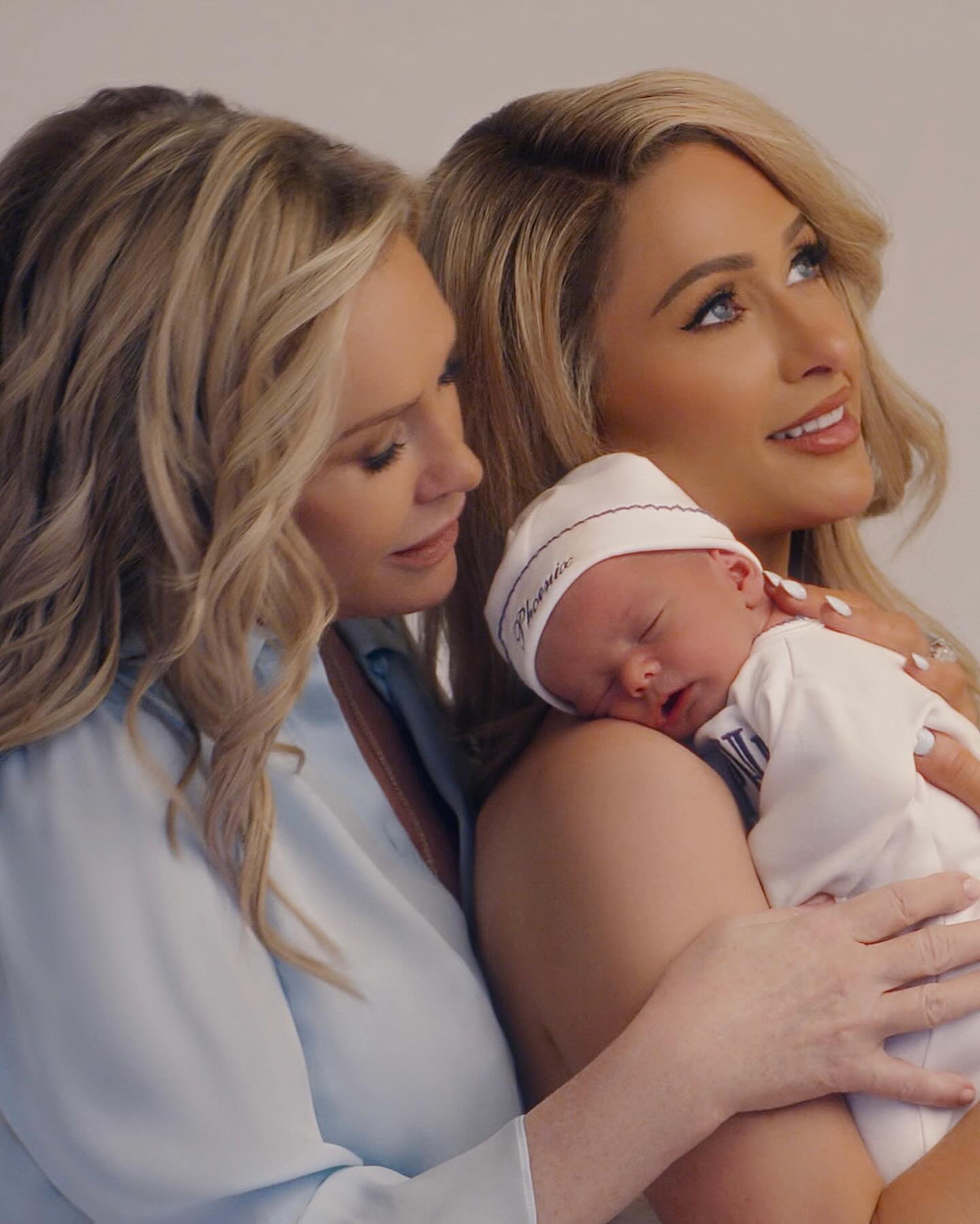 Періс Хілтон показала милі фотографії з мамою: виглядають наче сестри