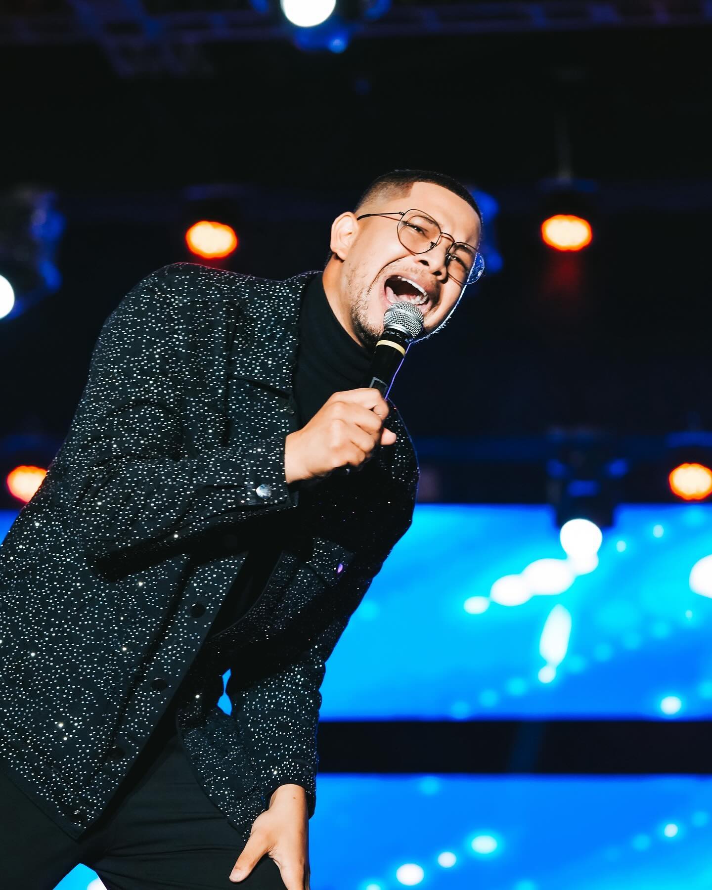 Ему было всего 30 лет. Известный бразильский певец умер на сцене