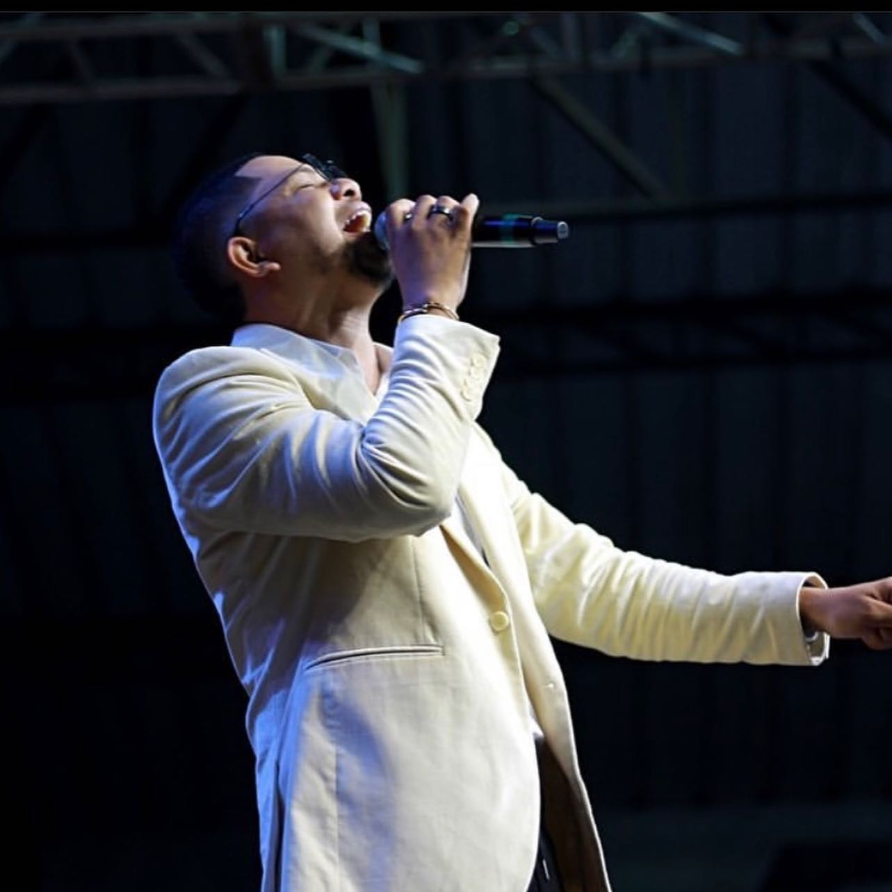 Ему было всего 30 лет. Известный бразильский певец умер на сцене