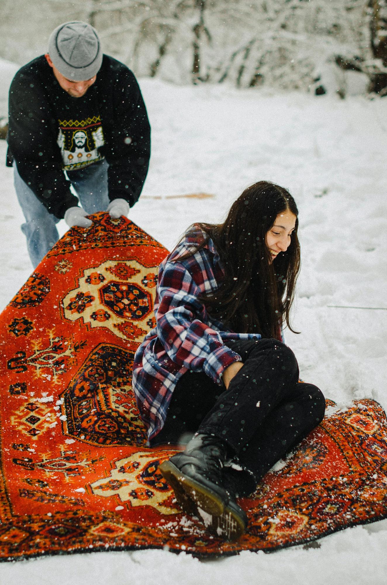 Секрет наших бабушек. Как почистить ковер на снегу, чтобы он сиял как новый?