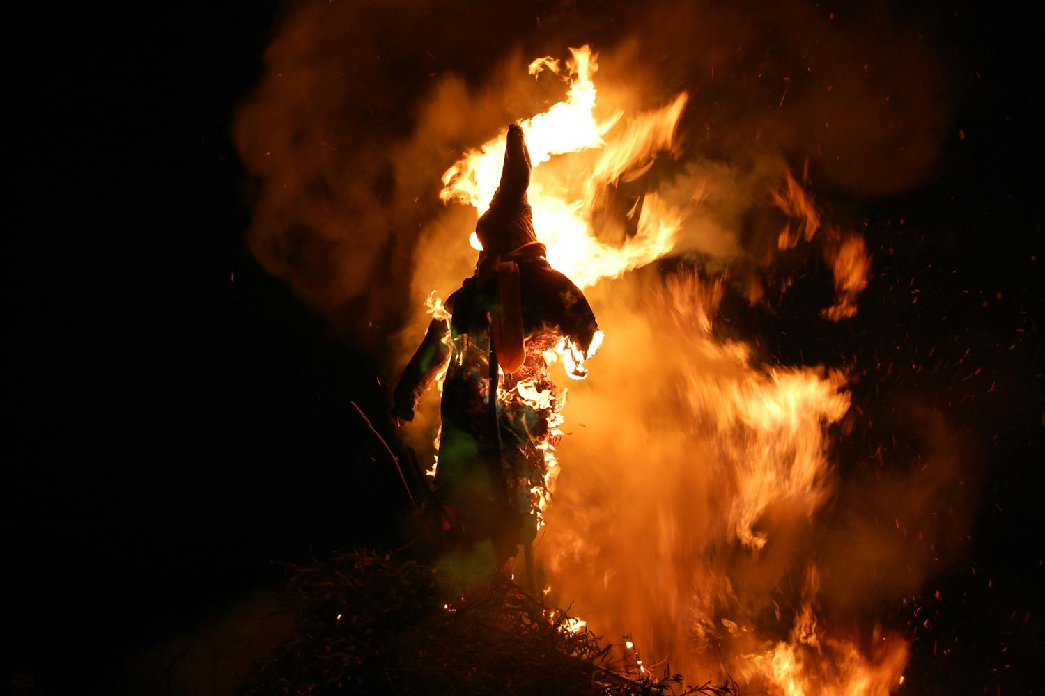 Вальпургиева ночь 2025: что обязательно надо сделать для защиты от зла
