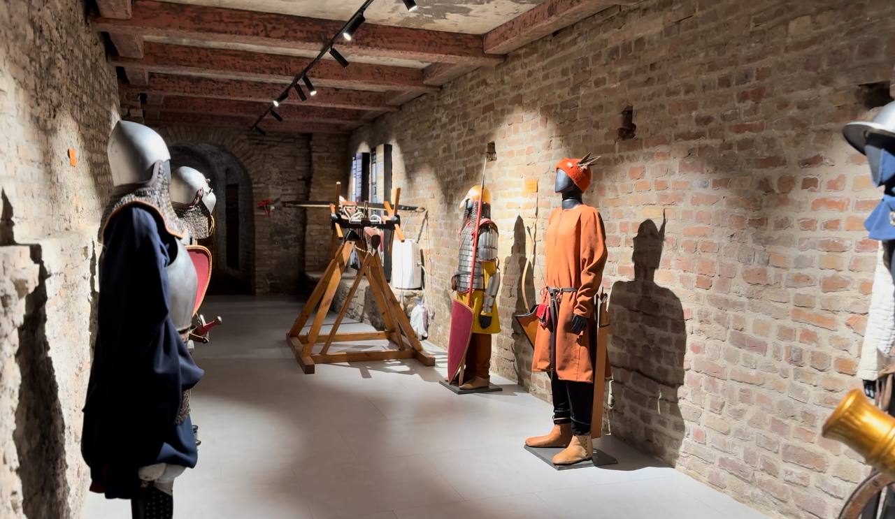 Дивіться, як виглядає укриття у Луцьку, яке облаштували у підземеллі XIV століття