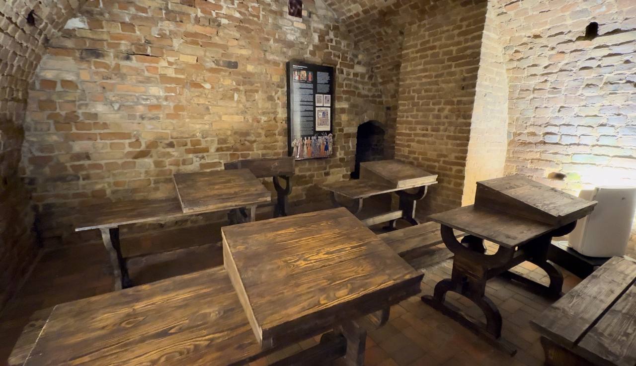 Дивіться, як виглядає укриття у Луцьку, яке облаштували у підземеллі XIV століття