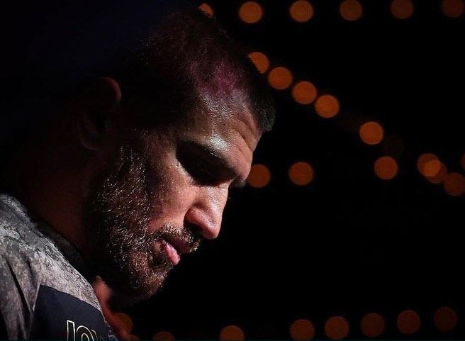 Ломаченко вернулся в бокс яркой победой: зрелищные фото и видео