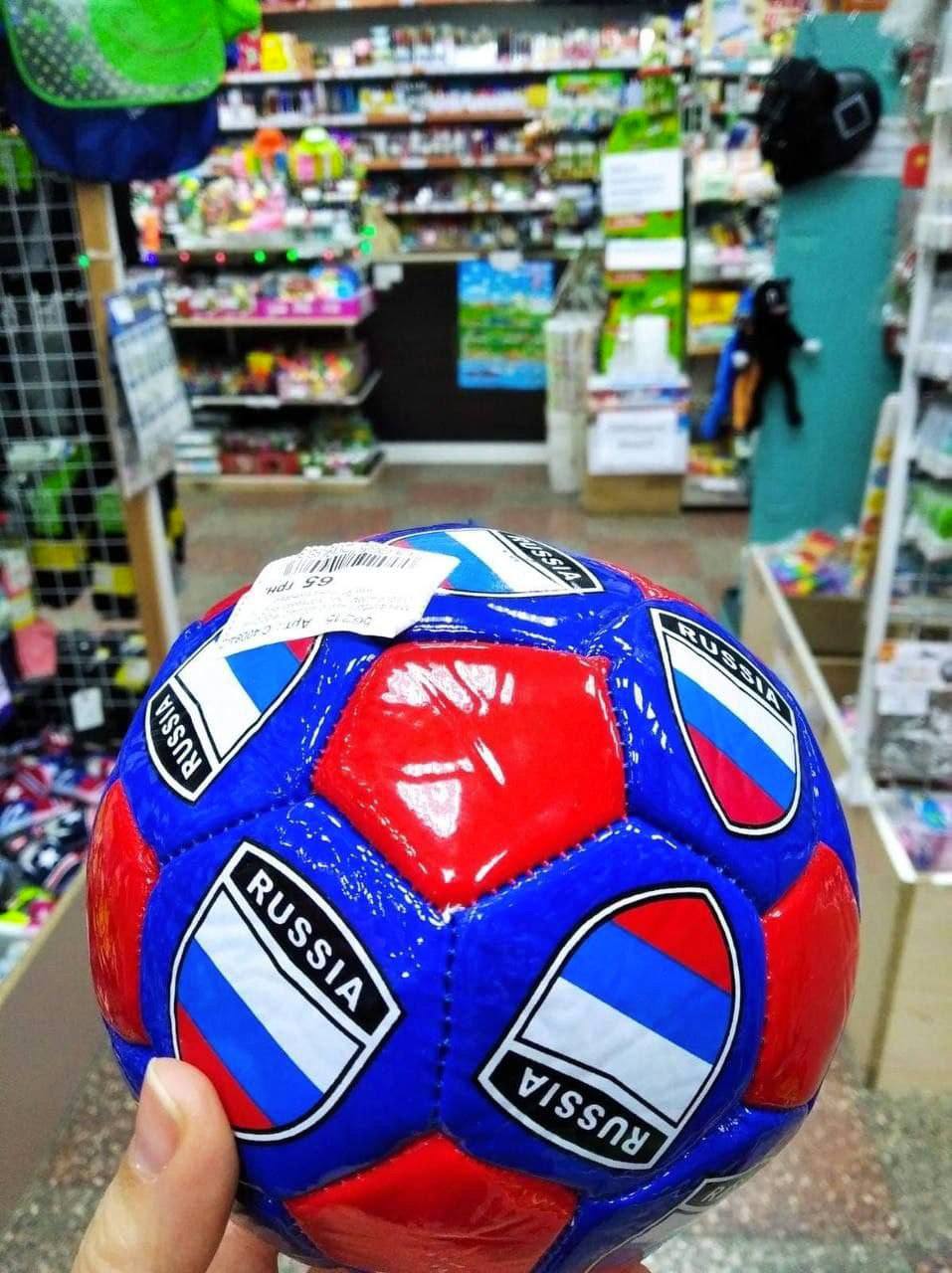 У Києві в спортмагазині продають м'ячі з символікою РФ: розгорається скандал