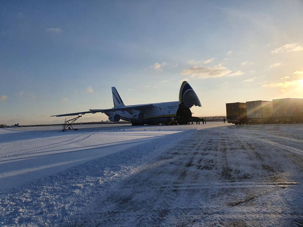 Смотрите, как посылки в Украину доставляют самолетом "Руслан" (фото)