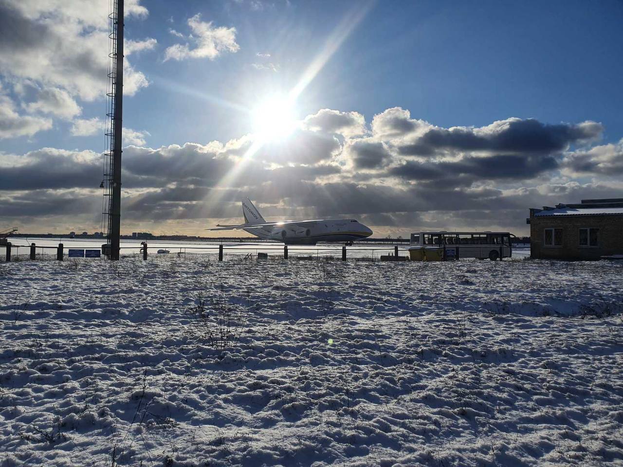 Смотрите, как посылки в Украину доставляют самолетом "Руслан" (фото)