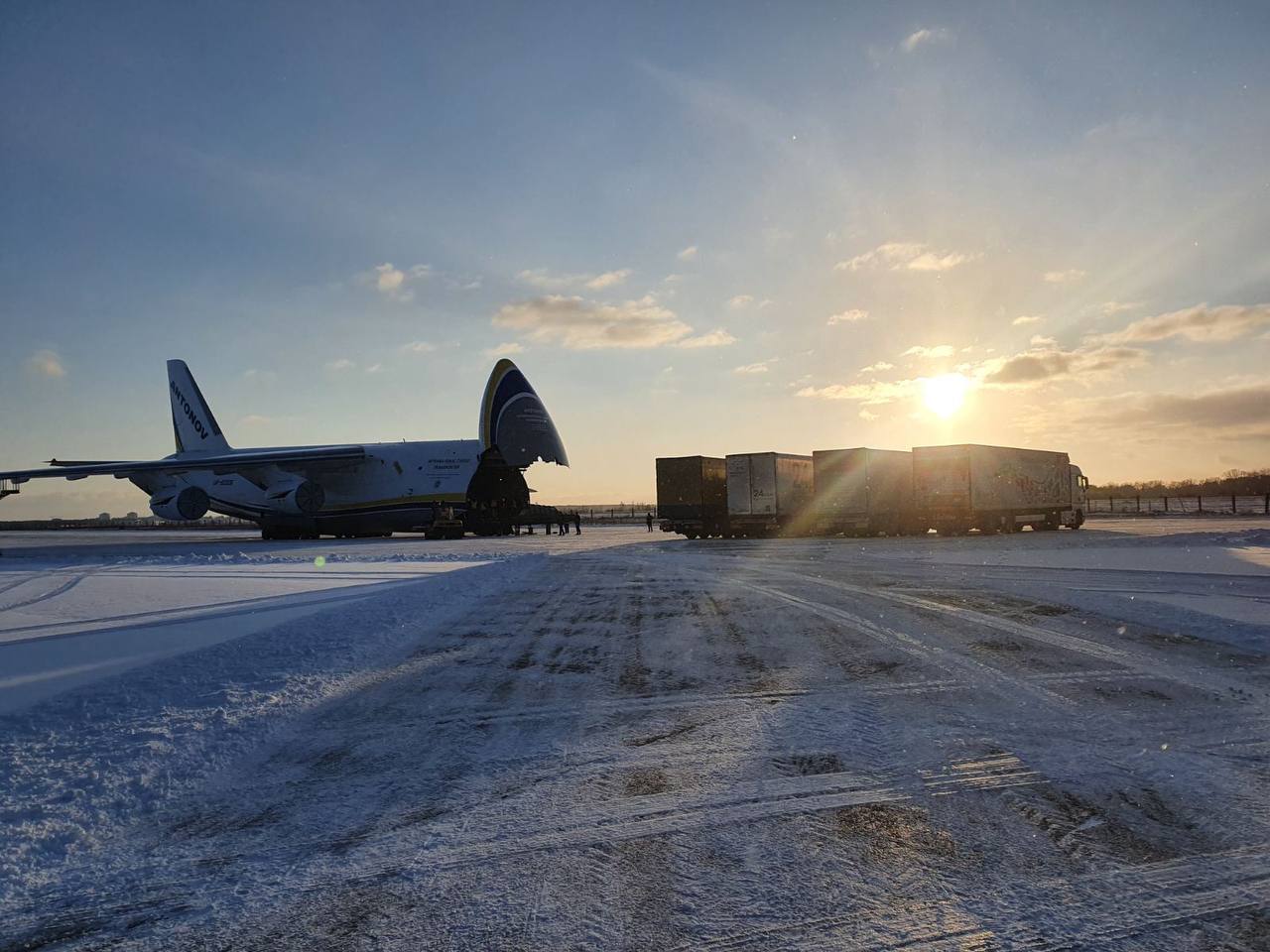 Смотрите, как посылки в Украину доставляют самолетом "Руслан" (фото)