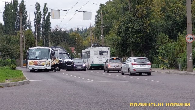 В Луцке авто Нацгвардии столкнулось с маршруткой с пассажирами (фото)