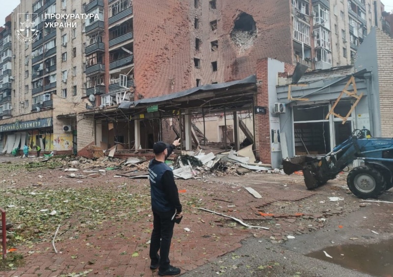 Injuries and destruction: Enemy hits residential building in Sloviansk