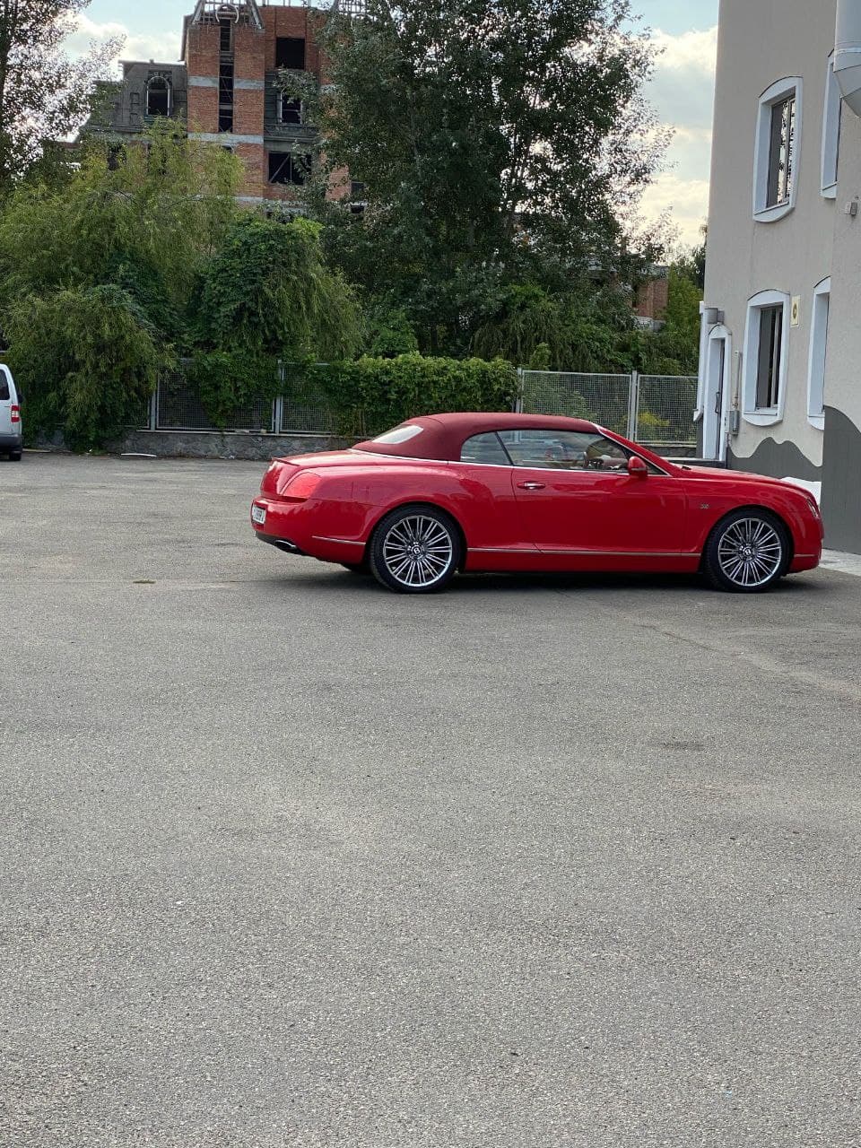 Как в Монако: под Киевом нашли парковку с элитными авто (фото и видео)