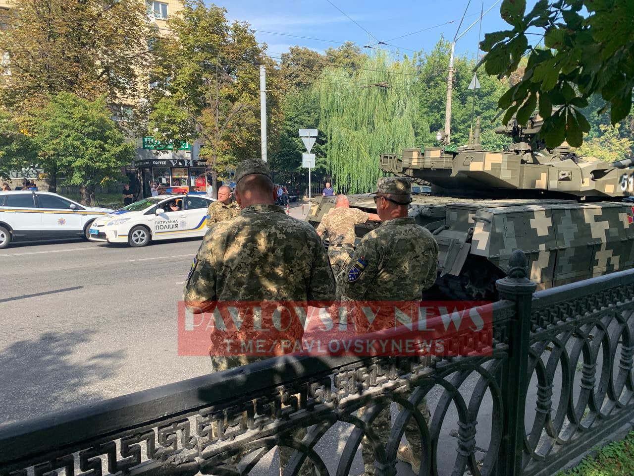 В Киеве приостанавливали репетицию парада из-за поломки танка: в ГСЧС рассказали об инциденте