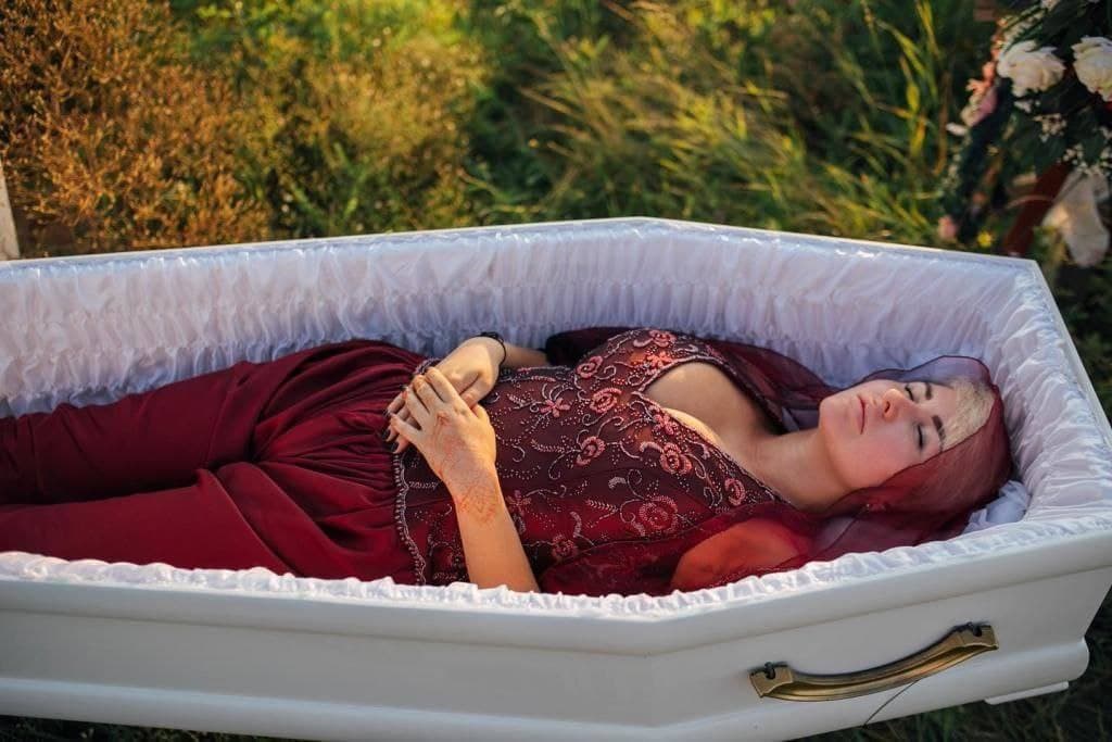 В Днепре представили странную коллекцию одежды для похорон: модели позировали в гробах (фото)