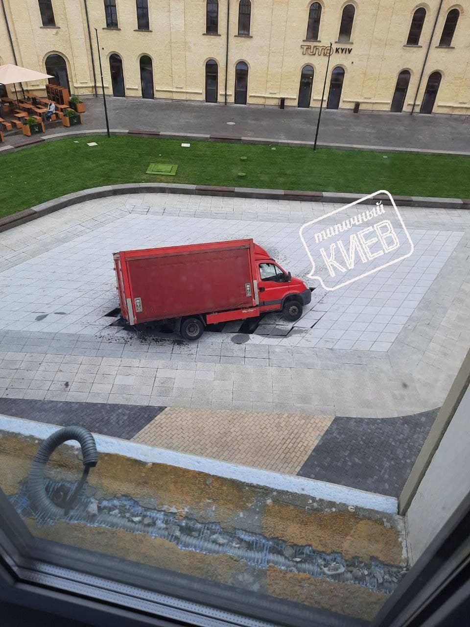 В центре Киева грузовик провалился на месте открытия нового фонтана