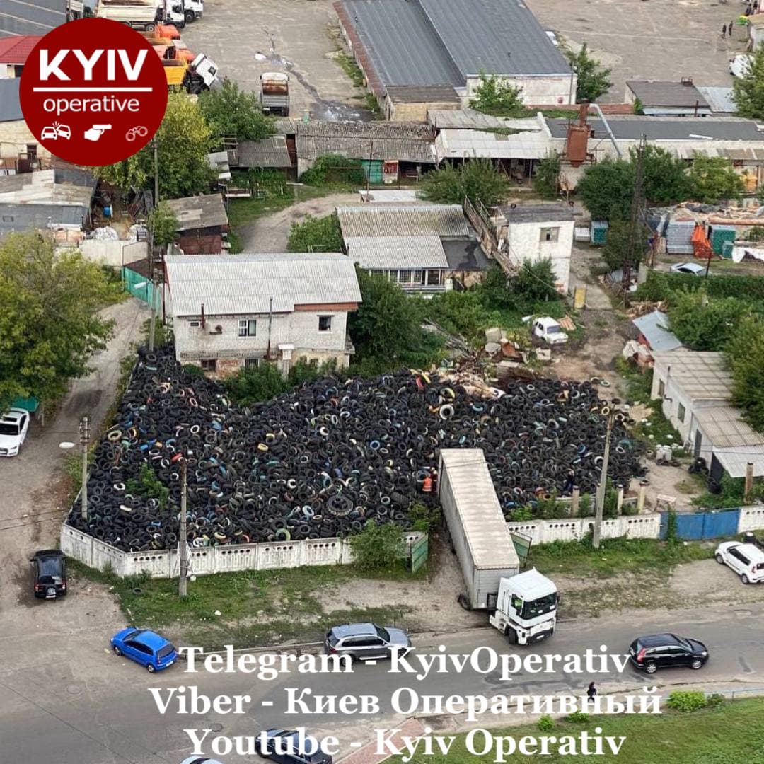 У Києві біля житлових будинків утворилося стихійне звалище: фото небезпечних &quot;відходів&quot;