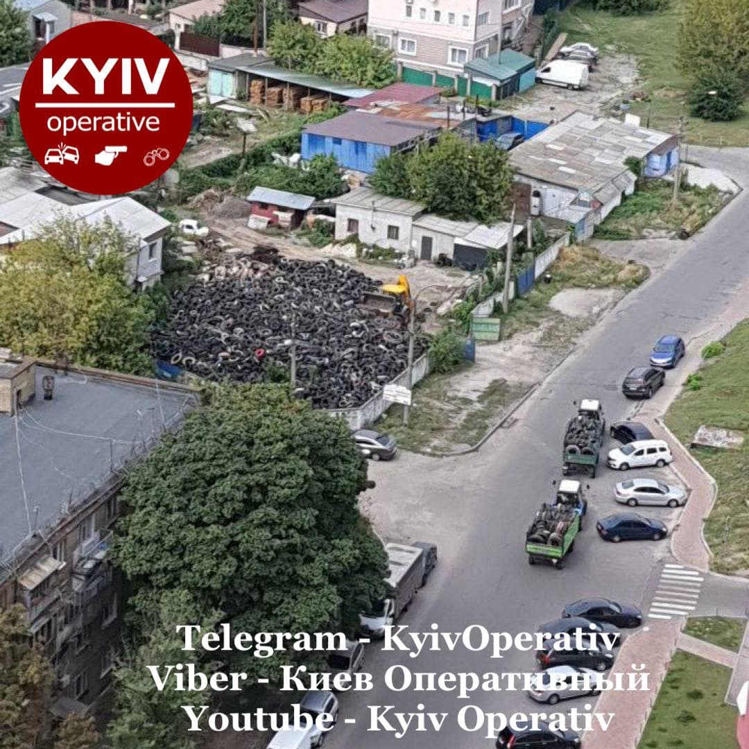 У Києві біля житлових будинків утворилося стихійне звалище: фото небезпечних &quot;відходів&quot;