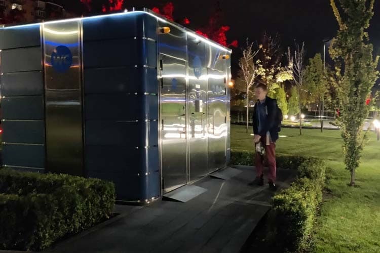 У Дніпрі турист зайшов в громадський туалет, а вийти вже не зміг: годину просидів у вбиральні (фото)