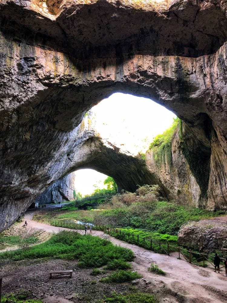 Пещеры, памятник-призрак и деревня Ванги. Что посмотреть в Болгарии, если вы не планируете отдыхать на море