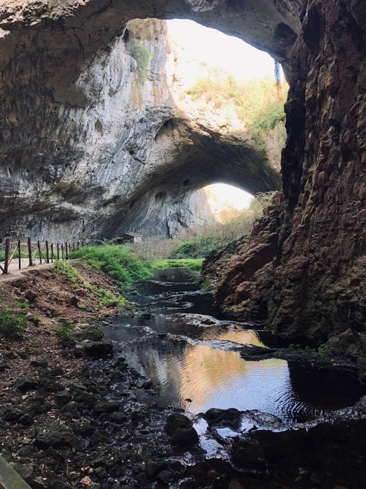 Пещеры, памятник-призрак и деревня Ванги. Что посмотреть в Болгарии, если вы не планируете отдыхать на море