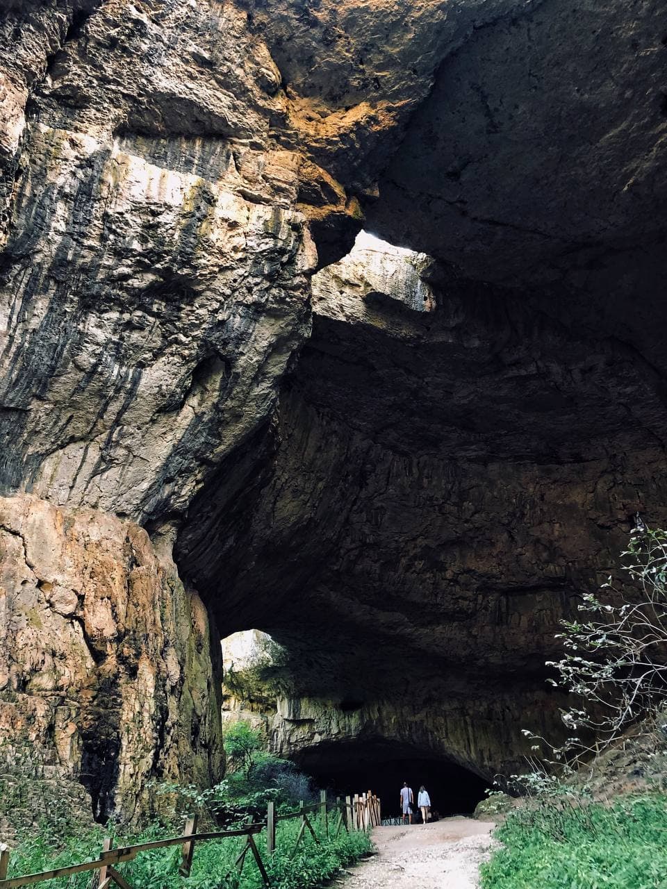 Пещеры, памятник-призрак и деревня Ванги. Что посмотреть в Болгарии, если вы не планируете отдыхать на море