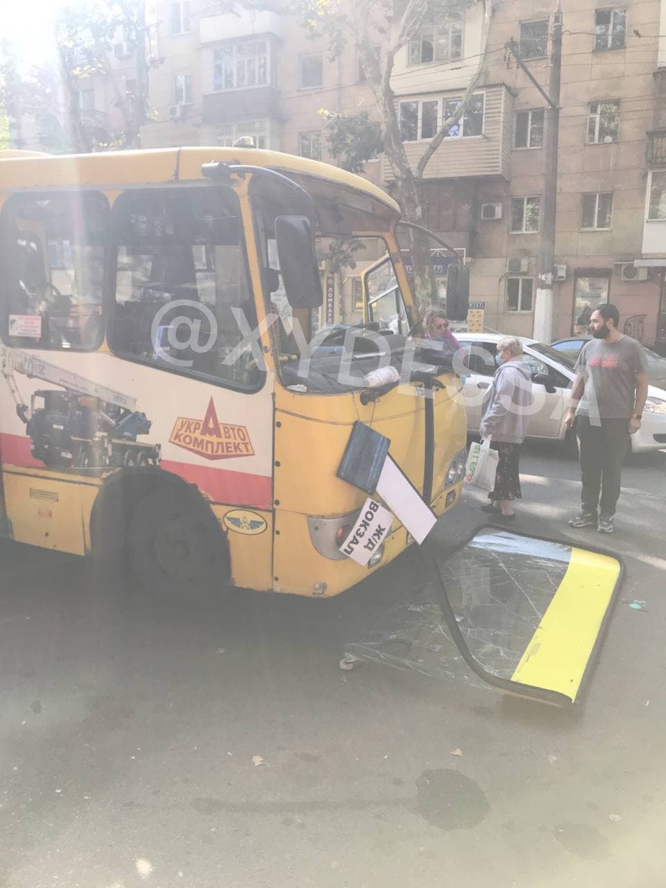 В Одессе во время движения у маршрутки отпало лобовое стекло (фото)