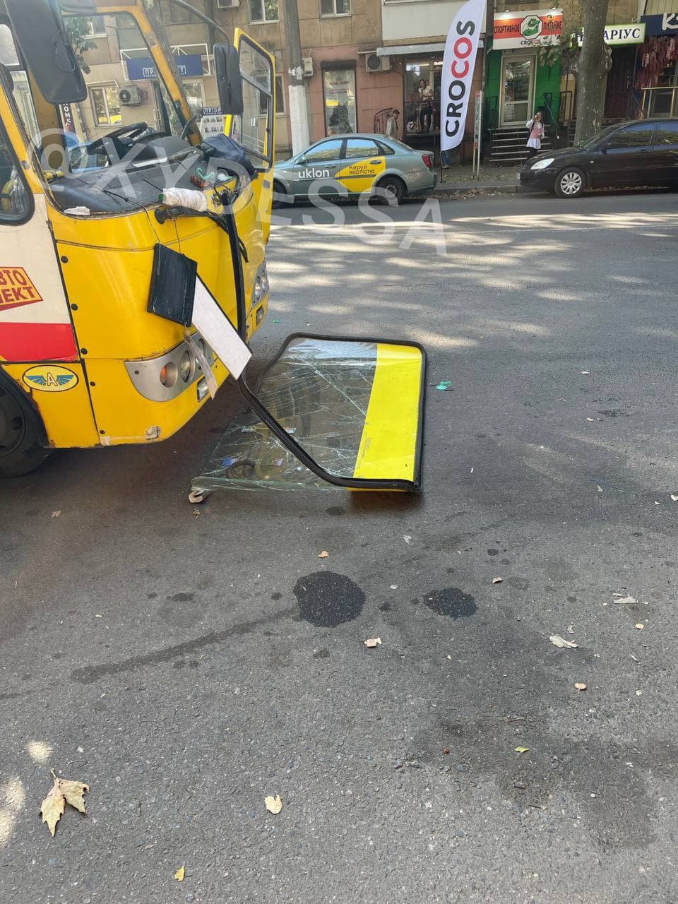 В Одессе во время движения у маршрутки отпало лобовое стекло (фото)