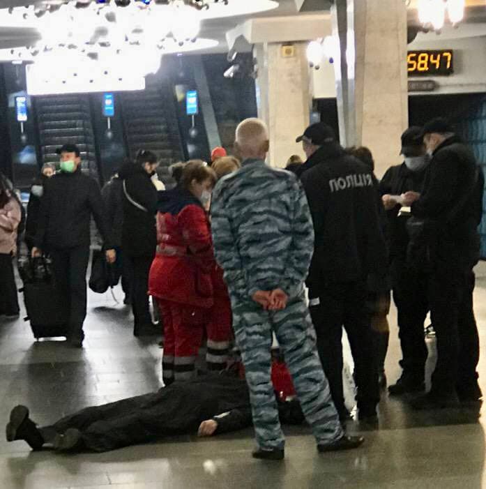 Стало зле у вагоні: у харьківському метро раптово помер 42-річний пасажир