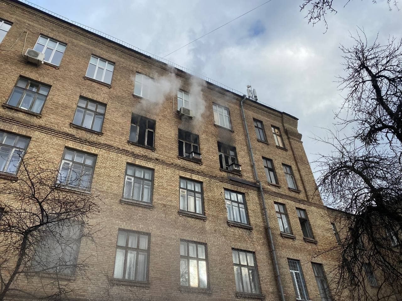 У Києві загорілася будівля інституту автоматики. Проводиться евакуація