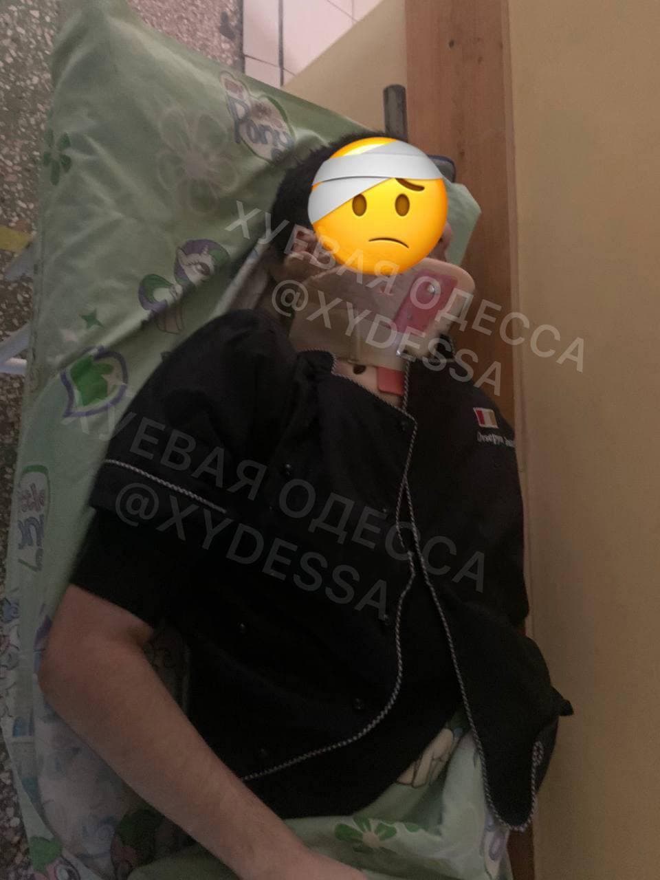 В училище Одессы на ученика рухнул потолок: парня госпитализировали с травмами (видео)